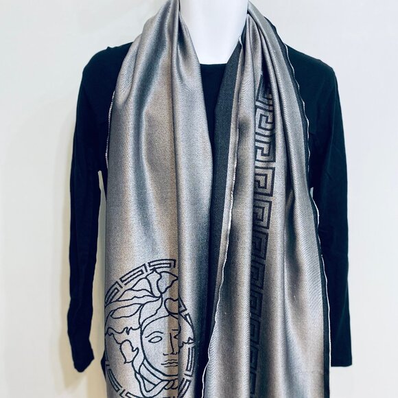 VERSACE MEN ITALIAN MEDUSA SILVER SCARVE NEW WITH NO TAGS.